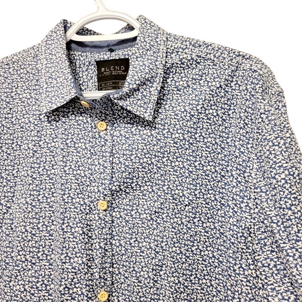 2/$20 Vintage Y2K Blue & White Floral Pattern Buttons Down Shirt Size: M - Picture 2 of 5
